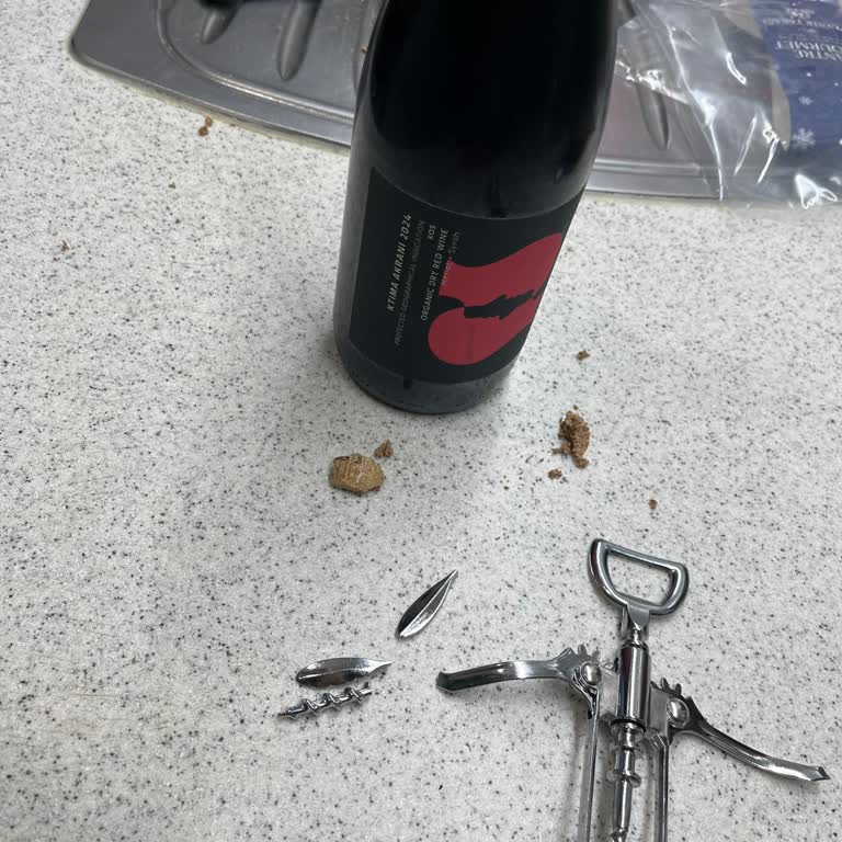 Rossmann’da Satılan Şarap Açıcı Ürün Çelik Sanılmış, Parçalandı