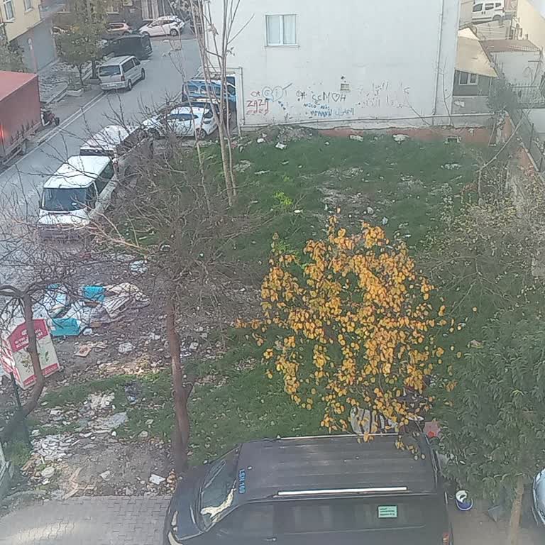 Esenyurt'ta Çöp Dolu Boş Arazi Görüntü Kirliliği Ve Yangın Riski Yaratıyor