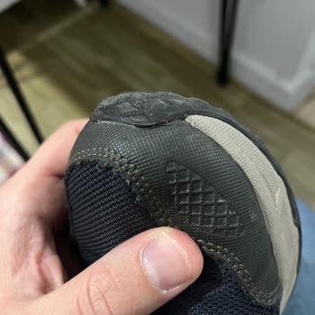 Ayakkabının Sol Ön Kauçuk Bölümünde Çatlama Ve Su Sızması