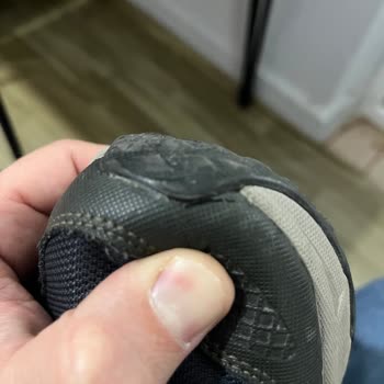 Ayakkabının Sol Ön Kauçuk Bölümünde Çatlama Ve Su Sızması