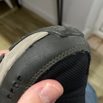 Ayakkabının Sol Ön Kauçuk Bölümünde Çatlama Ve Su Sızması