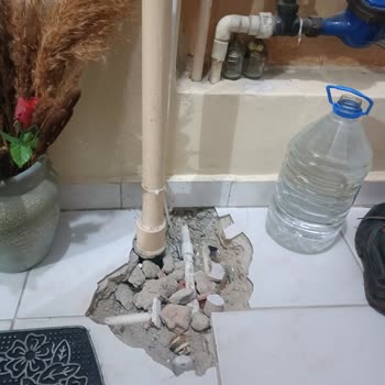 Türk Telekom Altyapı Çalışması Nedeniyle Daire Önündeki Fayans Ve Su Tesisatı Hasarı