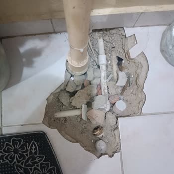 Türk Telekom Altyapı Çalışması Nedeniyle Daire Önündeki Fayans Ve Su Tesisatı Hasarı