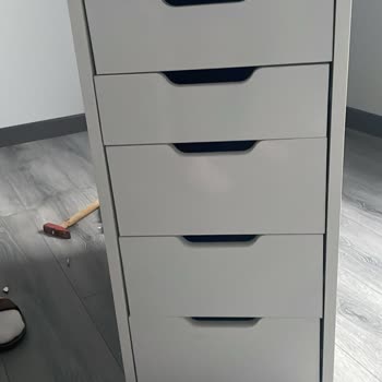 Paslı Ayaklar Ve Kalitesiz Çekmece Mekanizmasıyla Ayıplı Çalışma Masası