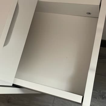 Paslı Ayaklar Ve Kalitesiz Çekmece Mekanizmasıyla Ayıplı Çalışma Masası