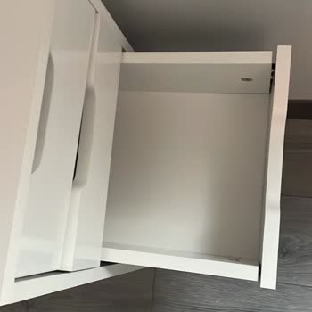 Paslı Ayaklar Ve Kalitesiz Çekmece Mekanizmasıyla Ayıplı Çalışma Masası