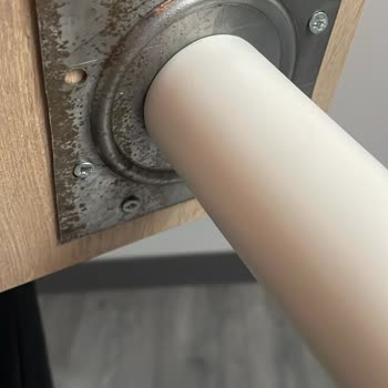 Paslı Ayaklar Ve Kalitesiz Çekmece Mekanizmasıyla Ayıplı Çalışma Masası