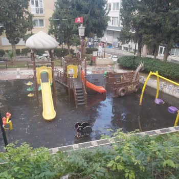 Karabağlar Tanju Okan Çocuk Parkındaki Su Patlaması Parkı Kullanılamaz Hale Getiriyor