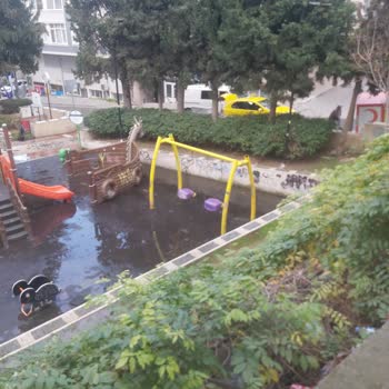 Karabağlar Tanju Okan Çocuk Parkındaki Su Patlaması Parkı Kullanılamaz Hale Getiriyor