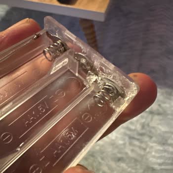 Beyaz Sıvı Sızdıran Piller LED Ve Kumandama Zarar Verdi Güvenim Sarsıldı