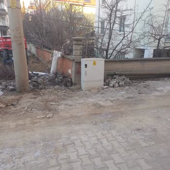 Kırılan Telekom Direği Nedeniyle İnternet Kesintisi Ve Araç Hasarı