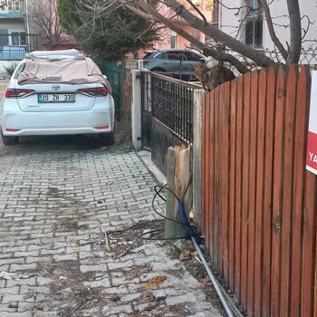 Kırılan Telekom Direği Nedeniyle İnternet Kesintisi Ve Araç Hasarı