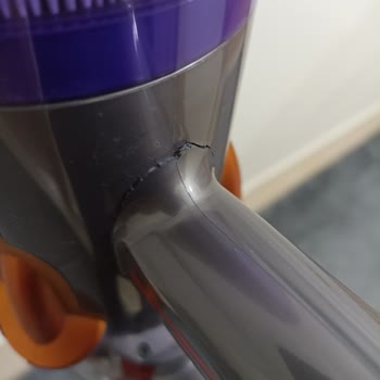 Dyson V12 Slim Ürününde Üretim Hatası Nedeniyle Kırılan Tutamak Ve Ücretsiz Değişim Talebi
