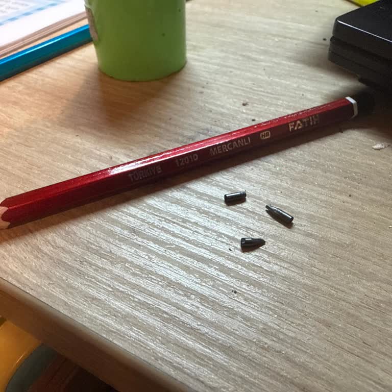 Kalem Ahşabı Çürük, Uçlar Sürekli Kırılıyor Ve Kullanılamaz