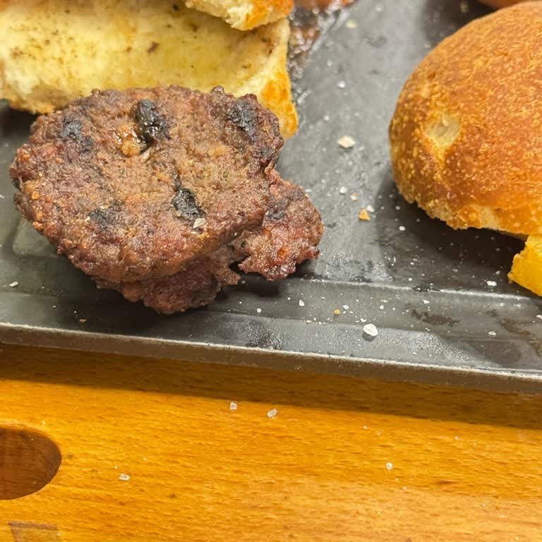 Sert Köfteli Hamburger Ve İlgisiz Garson Davranışı