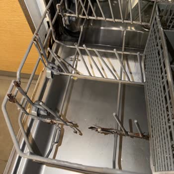 Frankeden Paslanan Raflar Ve Kırık Çatal Bıçak Sepeti İçin Ücretsiz Parça Sağlanması