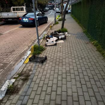 Avcılar Belediyesi Avcılar’da Seyyar Satıcıların Denetimsiz Satışı Ve Çöp Sorunu