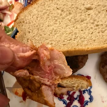 Çiğ Tavuk Ve Yanmış Köfte: Sağlık Riski Ve Kalite Sorunu