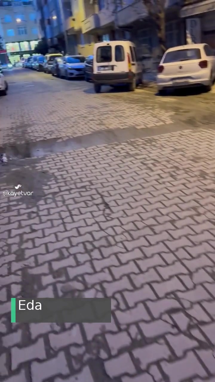 İstanbul Büyükşehir Belediyesi Yol Çökmesi Arabalara Zarar Veriyor! videonun kapak resmi