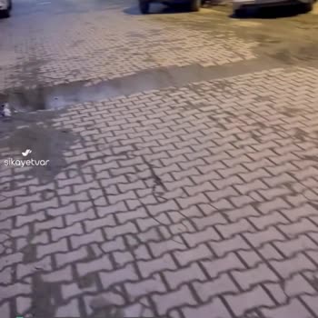 İstanbul Büyükşehir Belediyesi Yol Çökmesi Arabalara Zarar Veriyor!