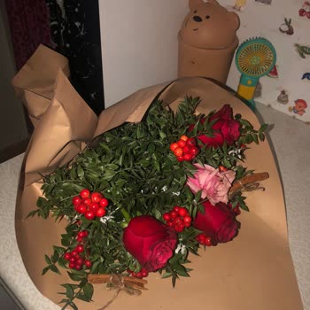 Yanlış Renk Ve Solmuş Çiçekler Nedeniyle Gecikmeli Ve Hatalı Teslimat