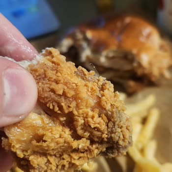 Popeyes'te Tavukta Kıl Çıktı, Telefon Çağrısına Cevap Gelmedi