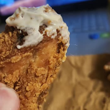 Popeyes'te Tavukta Kıl Çıktı, Telefon Çağrısına Cevap Gelmedi