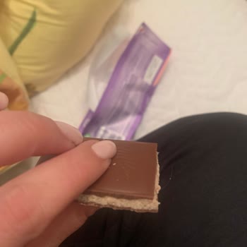 Milka Çilekli Yoğurtlu Çikolatada Saç Görülmesi Hijyen Şikayeti