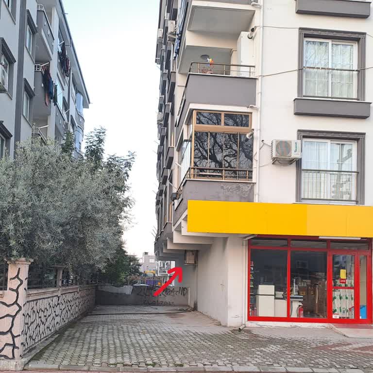 Kapanmış Şok Market Kliması Gece Boyunca Çalışıyor Ve Gürültüsü Çocukları Uyutamıyor