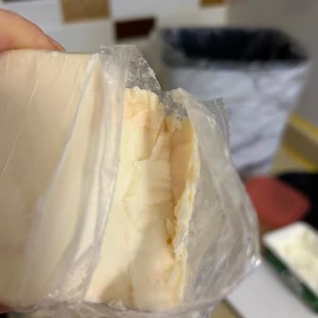 Aknaz Beyaz Peynirindeki Pembe Renk Değişimi Sağlık Endişesi