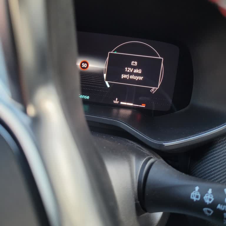 Renault Clio'da Akü Uyarısı İçin Garanti Kapsamında Ücretsiz Değişim Talebi