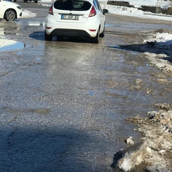 Aşırı Hızlı Sürücünün Pislik Sıçratması Ve Güvenliğe Saygısızlığı