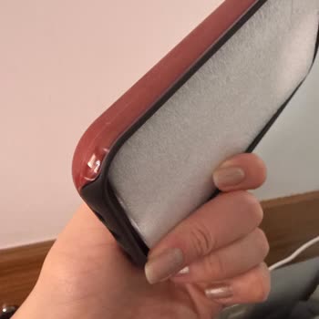 Görsellerdeki Kılıfla Gelen Kılıf Farklı, Satıcı İletişimsiz Ve Ücret İadesi Talebi