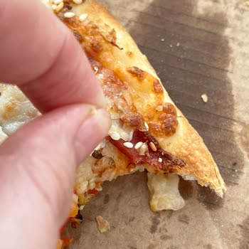 Terra Pizza’da Hijyen İhlali: Pizza İçinden Kıl Çıktı