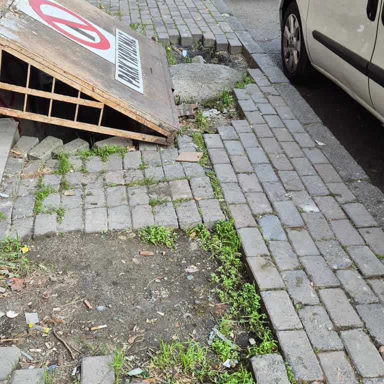 Göztepe Mahallesi Çökmüş Kaldırım Yaya Güvenliğini Tehlikeye Atıyor