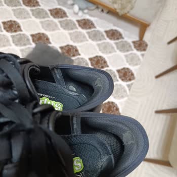 Slip-ins Özellikli Skechers Ayakkabısının İç Astarı Ve Topuk Süngeri Parçalandı, Değişim Talebi