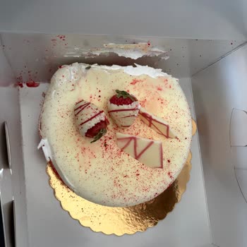 Migros Çeşme Şubesinde Hasarlı Pasta Ve Eksik Mum