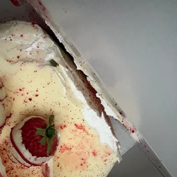 Migros Çeşme Şubesinde Hasarlı Pasta Ve Eksik Mum