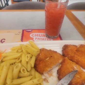 Pişmemiş Tavuk Ve Saygısız Garson Tutumundan Şikayetçi Müşteri