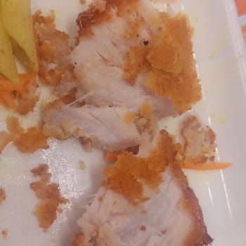 Pişmemiş Tavuk Ve Saygısız Garson Tutumundan Şikayetçi Müşteri