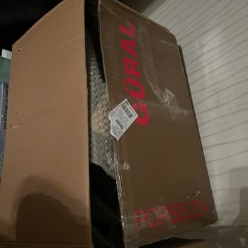 Çeyiz Kırık Tabaklar Ve Cevapsız Satıcı