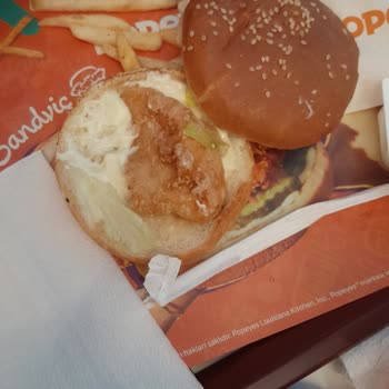 Popeyes Sandviçlerinde Küçük Tavuk Parçaları Ve Lezzet Değişikliği