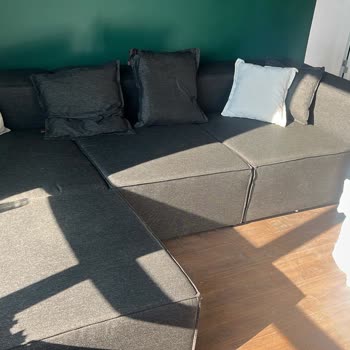 Karyola Hâlâ Gelmedi, Köşe Koltukta Yastıklar Eksik