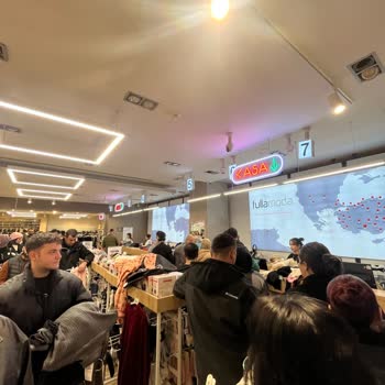 Kasa Mola Saati Uzun Süre Bekletiyor Ve Personel Tartışmacı