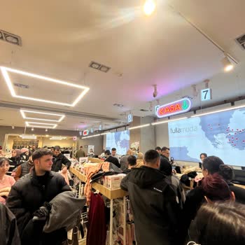 Kasa Mola Saati Uzun Süre Bekletiyor Ve Personel Tartışmacı