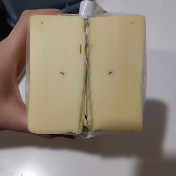 Carrefour Online’da Kaşar Peynirinde Siyah Yabancı Madde Belirildi, Yanıt Alınamadı