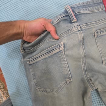 Kısa Sürede Yırtılan Kot Pantolon İçin Ücretsiz Değişim Talebi