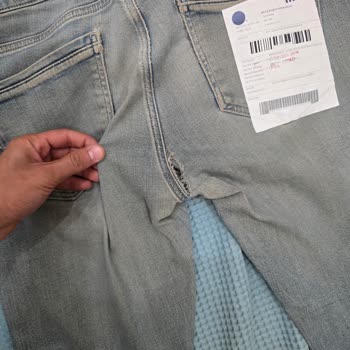 Kısa Sürede Yırtılan Kot Pantolon İçin Ücretsiz Değişim Talebi