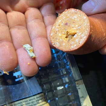 Metal Parça Çıkan Sucuk İçin Açıklama Ve Ücret İadesi Talebi