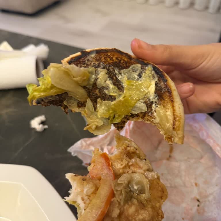 Yanmış Hamburger, 1,5 Saatlik Teslimat Ve Yardımsız Destek